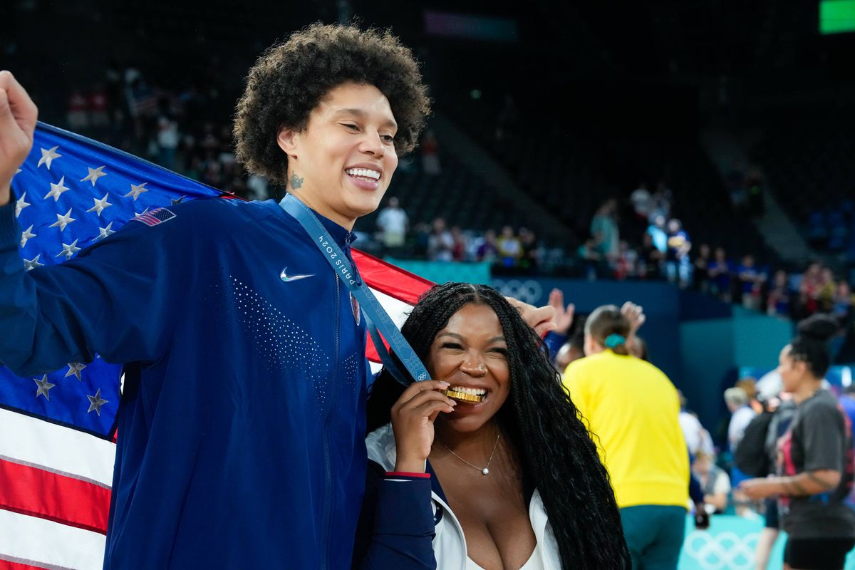 Sportiva încarcerată în Rusia pentru 10 luni a câștigat medalia de aur și a izbucnit în lacrimi pe podium: „Nu mai credeam”