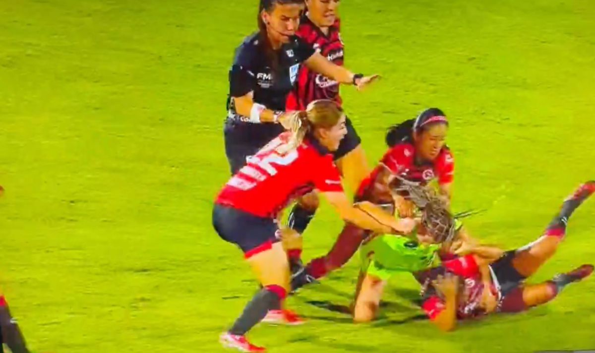 Incredibil! Bătaie în toată regula pe teren » Jucătoarele n-au avut milă: imagini șocante