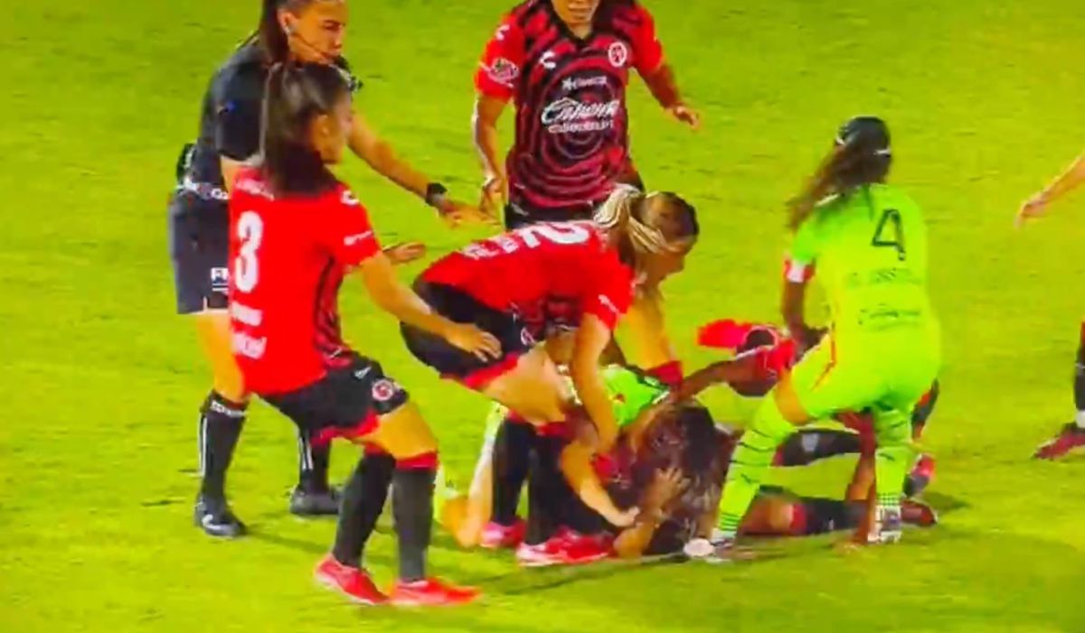 Bătaie pe teren între două fotbaliste din Mexic