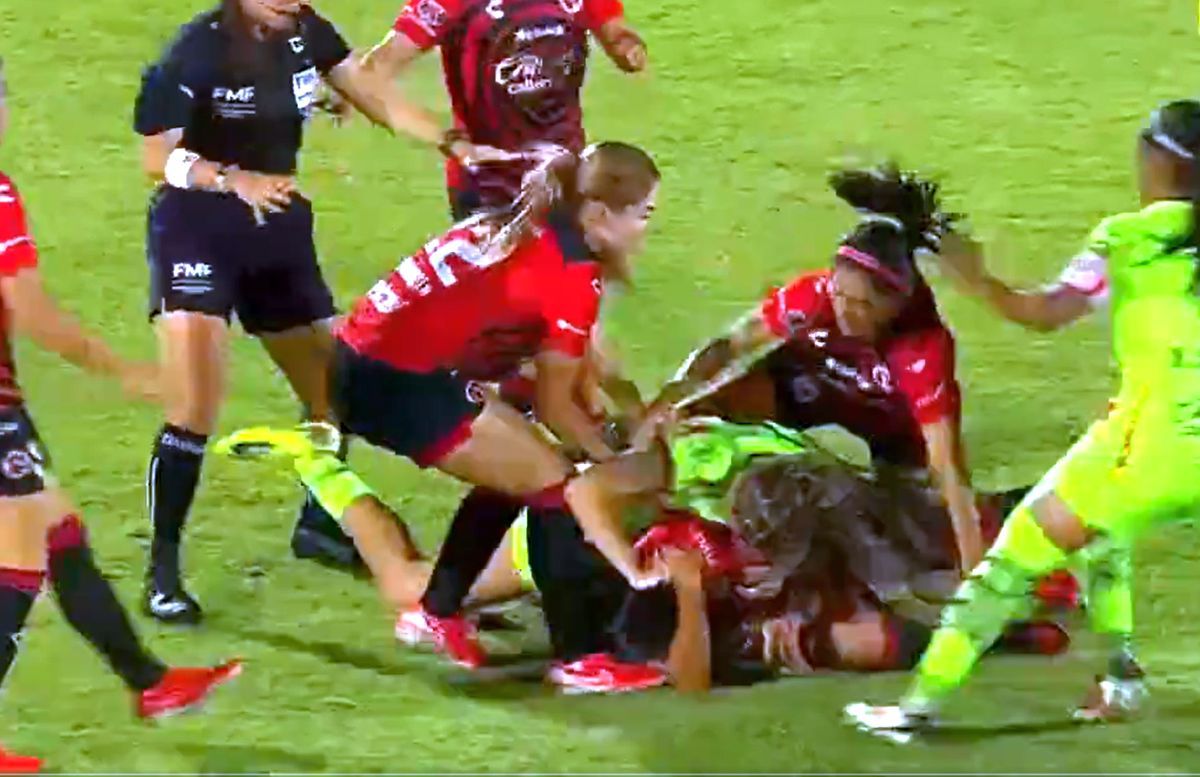 Incredibil! Bătaie în toată regula pe teren » Jucătoarele n-au avut milă: imagini șocante