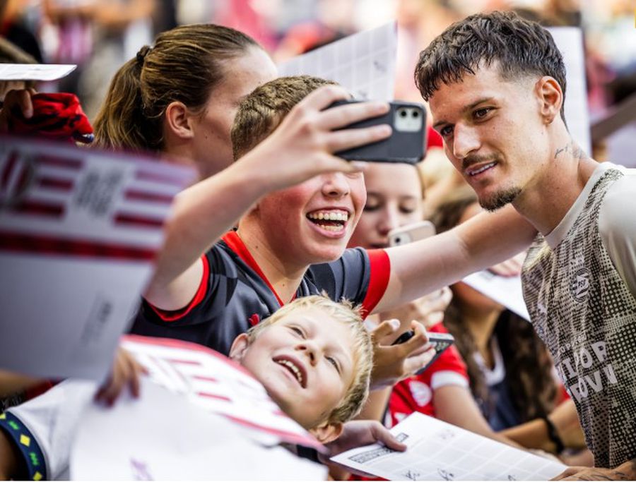 Primul interviu dat de Man la Eindhoven » Cum s-a prezentat Dennis fanilor lui PSV + Ce obiective și-a fixat