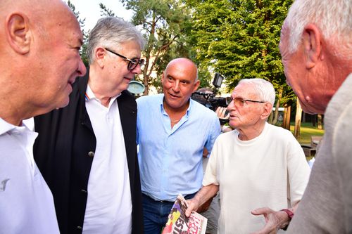 Mircea Rădulescu (al doilea din dreapta, cu ziarul Gazetei în mână, la aniversarea lui Mircea Lucescu / FOTO: Cristi Preda (GSP)