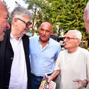 Mircea Rădulescu (al doilea din dreapta, cu ziarul Gazetei în mână, la aniversarea lui Mircea Lucescu / FOTO: Cristi Preda (GSP)