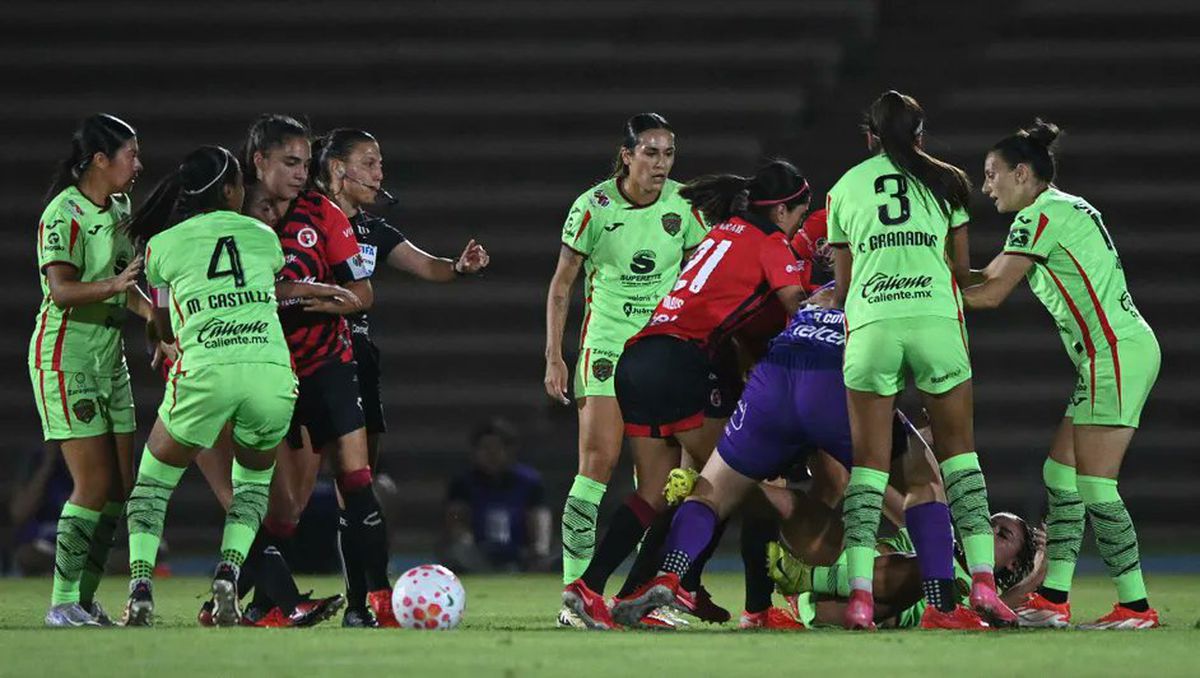 Incredibil! Bătaie în toată regula pe teren » Jucătoarele n-au avut milă: imagini șocante