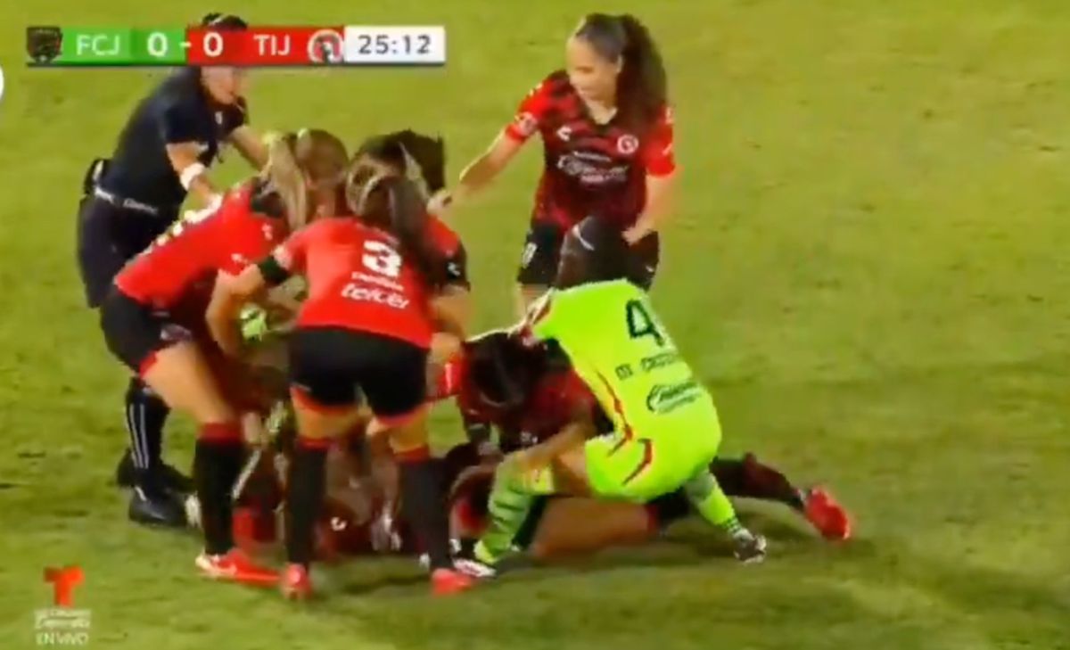 Bătaie pe teren între două fotbaliste din Mexic