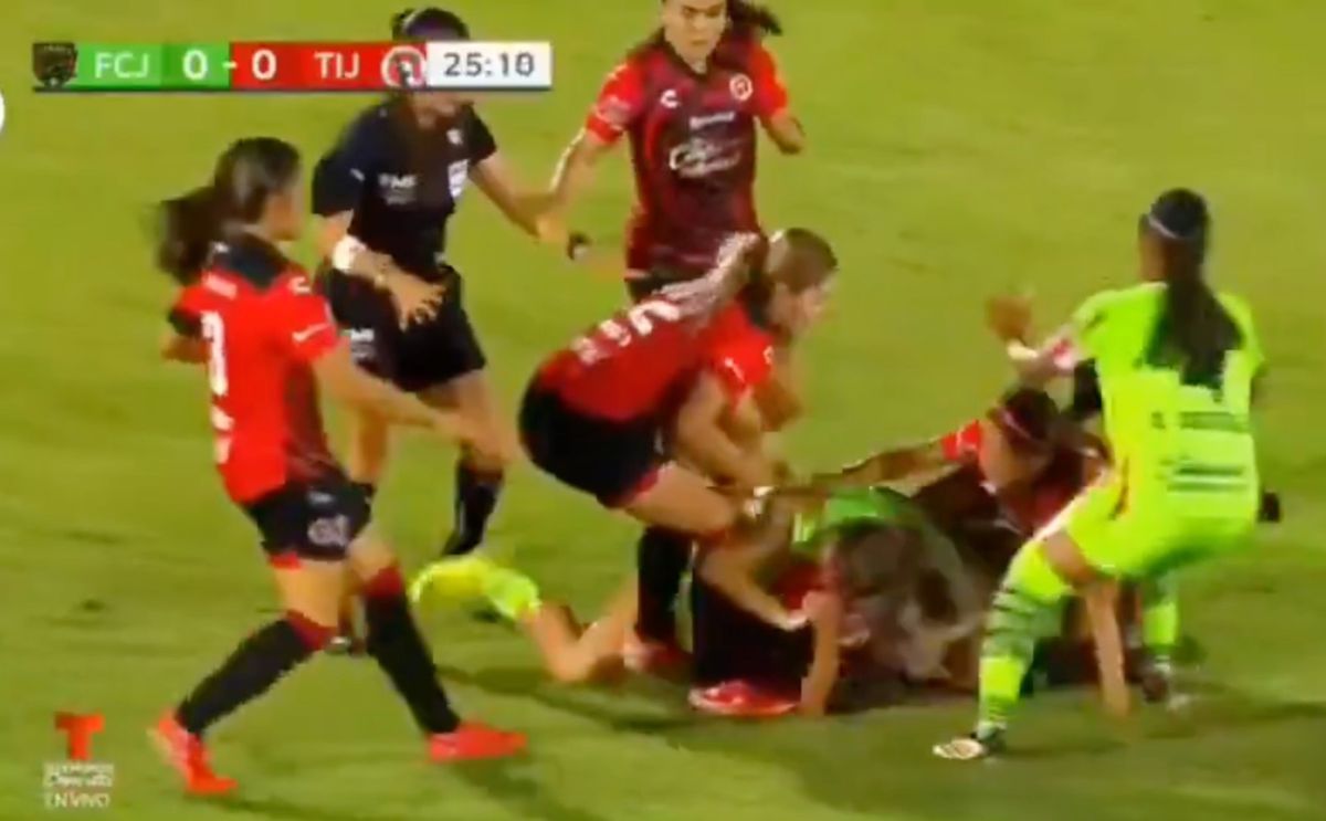 Bătaie pe teren între două fotbaliste din Mexic