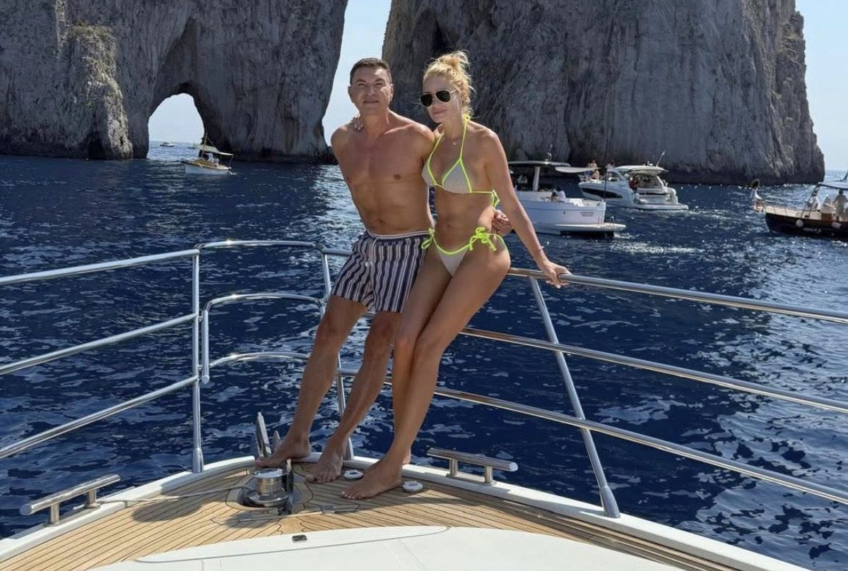 Imaginile de pe iaht cu Cristi Borcea și Valentina Pelinel au stârnit reacții jignitoare: „Ai editat prost pozele. Ăla nu are mâini, tu ești tunată toată”