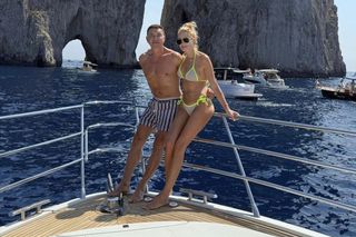 Imaginile de pe iaht cu Cristi Borcea și Valentina Pelinel au stârnit reacții jignitoare: „Ai editat prost pozele. Ăla nu are mâini, tu ești tunată toată”