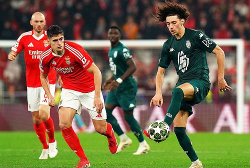 Maghnes Akliouche, la balon, într-un meci de Liga Campionilor cu Benfica // foto: Guliver/gettyimages
