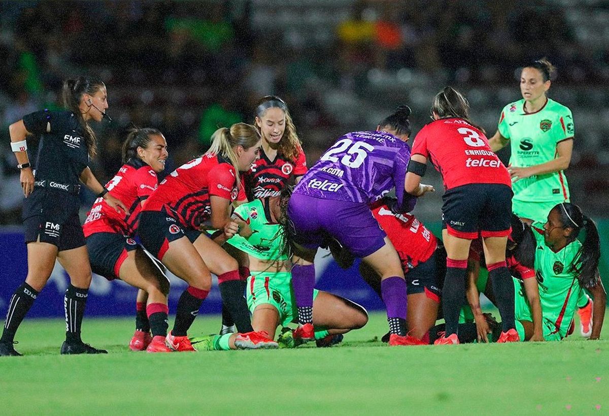 Incredibil! Bătaie în toată regula pe teren » Jucătoarele n-au avut milă: imagini șocante