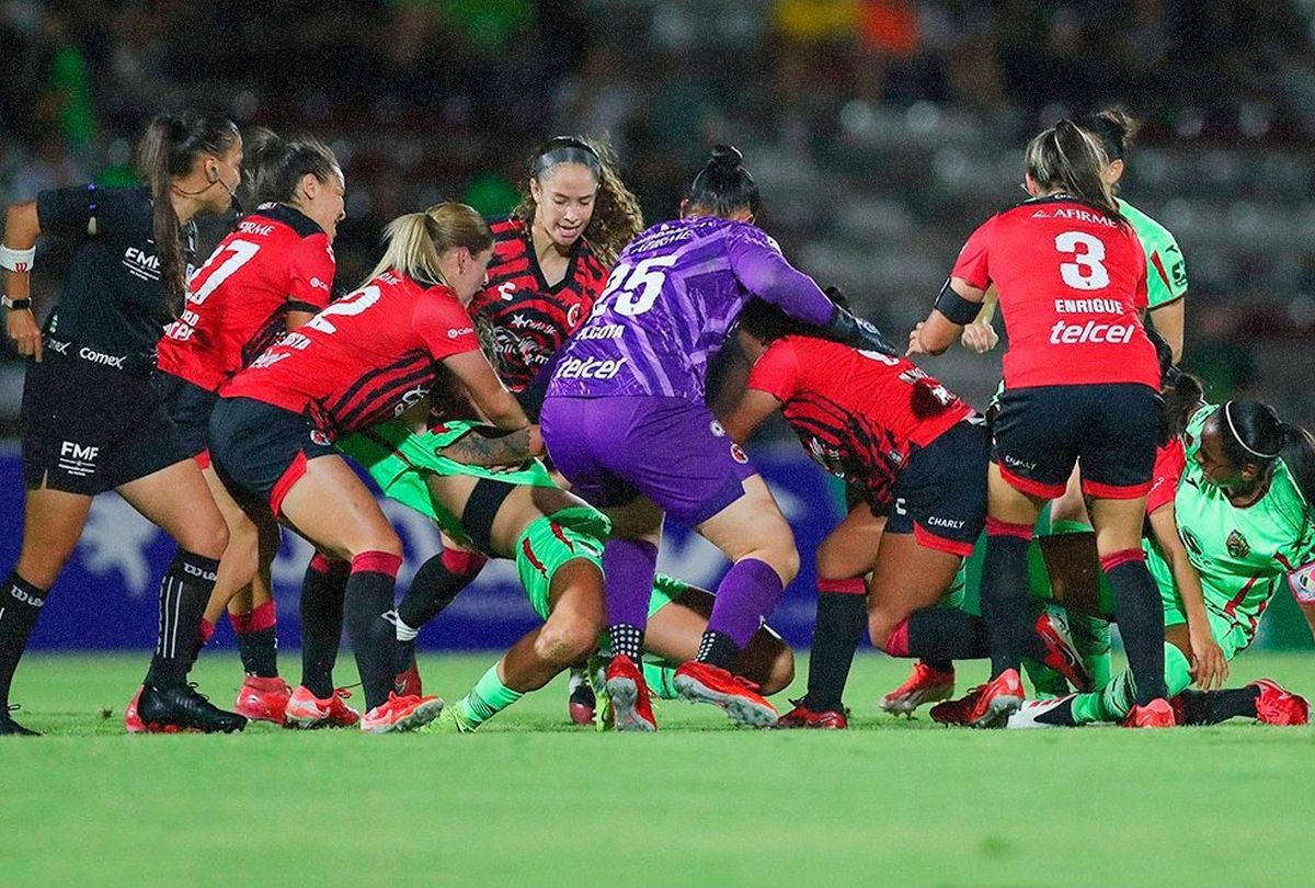 Incredibil! Bătaie în toată regula pe teren » Jucătoarele n-au avut milă: imagini șocante