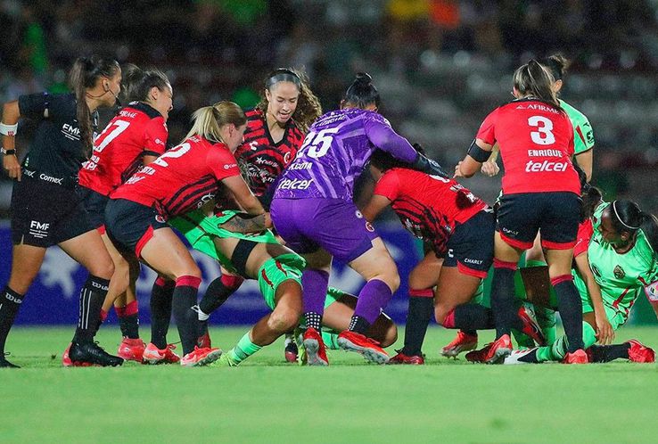 Bătaie pe teren între două fotbaliste/ foto: captură X