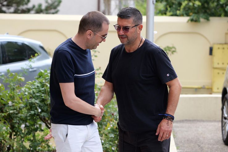 Ovidiu Costeșin, directorul general de la Universitatea Craiova (în stânga), alături de Vicențiu Iorgulescu, fratele președintelui LPF // foto: GSP