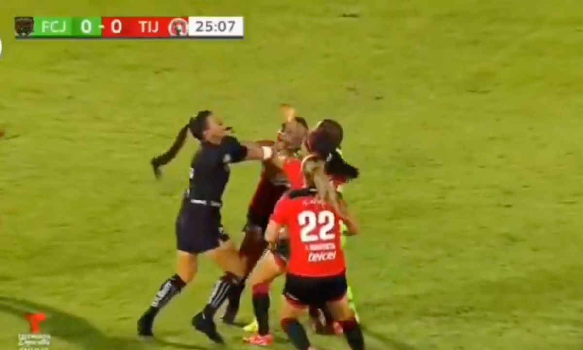 Bătaie pe teren între două fotbaliste din Mexic