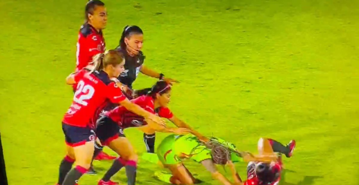Bătaie pe teren între două fotbaliste din Mexic