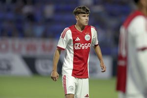 Rafael van der Vaart și-a certat fiul la debutul în fotbalul profesionist: „Eu aș fi marcat cu ochii închiși”