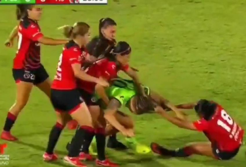 Bătaie pe teren între două fotbaliste/ foto: captură X