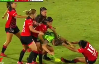 Incredibil! Bătaie în toată regula pe teren » Jucătoarele n-au avut milă: imagini șocante