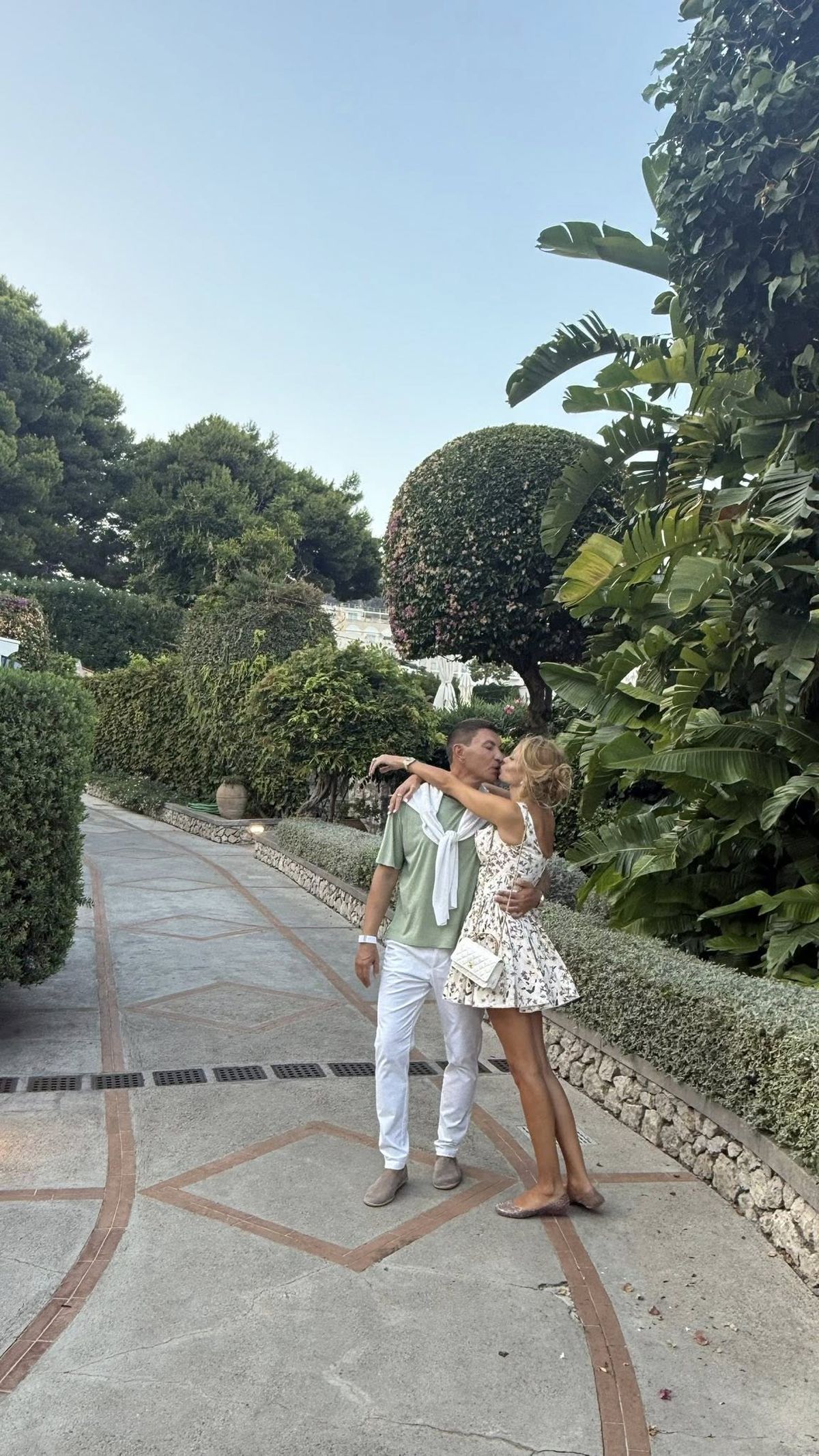 Imaginile de pe iaht cu Cristi Borcea și Valentina Pelinel au stârnit reacții jignitoare: „Ai editat prost pozele. Ăla nu are mâini, tu ești tunată toată”