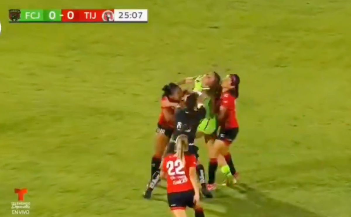 Bătaie pe teren între două fotbaliste din Mexic