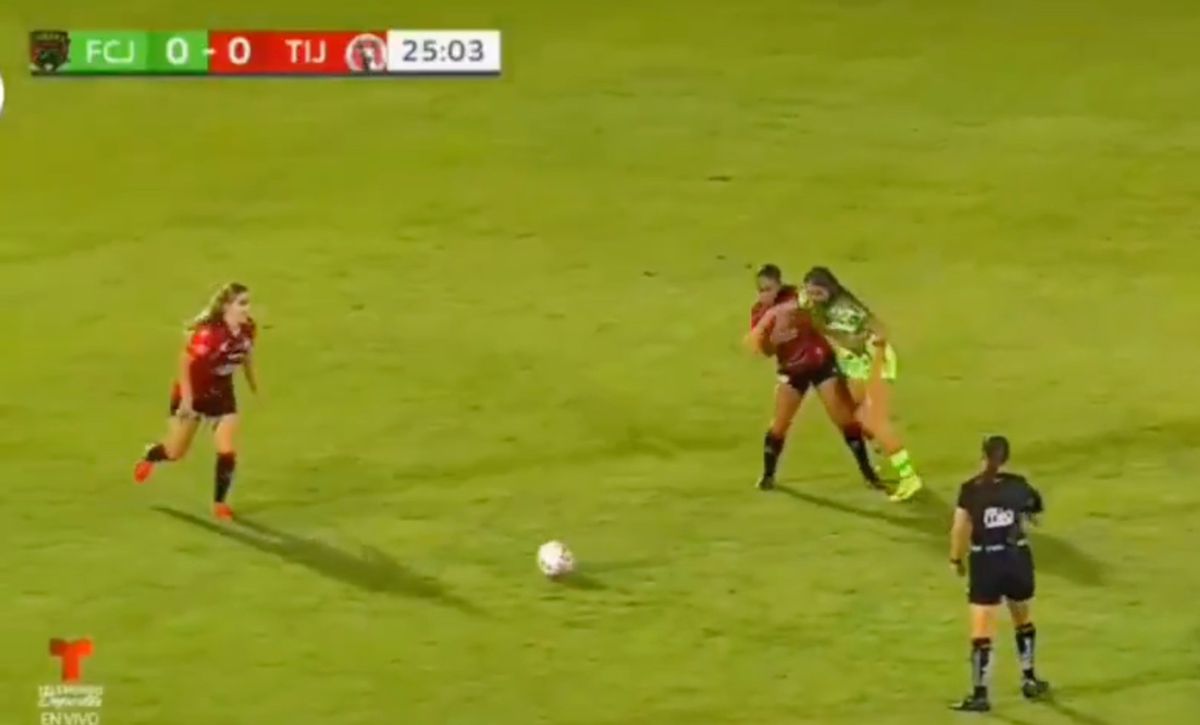 Incredibil! Bătaie în toată regula pe teren » Jucătoarele n-au avut milă: imagini șocante