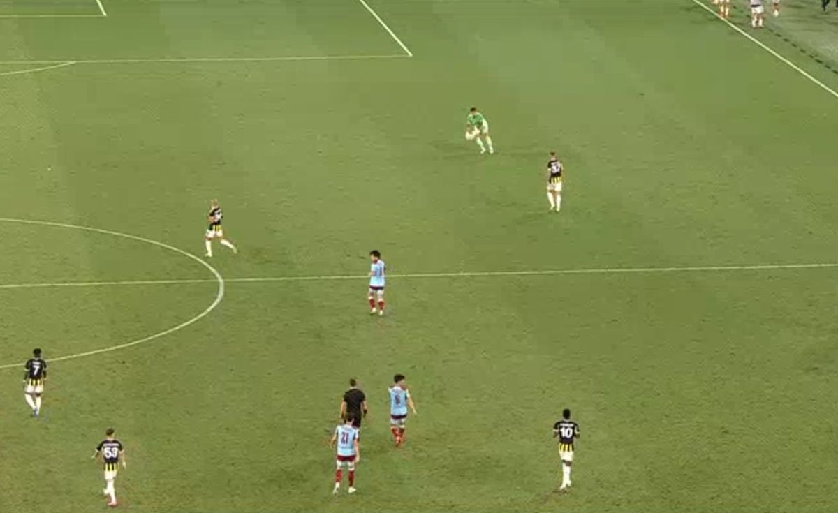 Istvan Kovacs a condus cel mai tare meci al serii în preliminariile Ligii: 7 goluri în Fenerbahce - Feyenoord » L-a enervat pe Mourinho și a asistat la o „remontada” de senzație