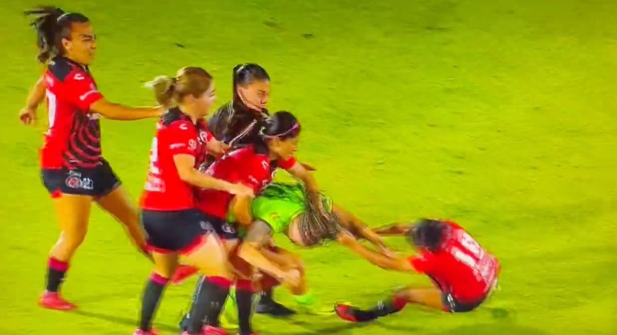 Incredibil! Bătaie în toată regula pe teren » Jucătoarele n-au avut milă: imagini șocante
