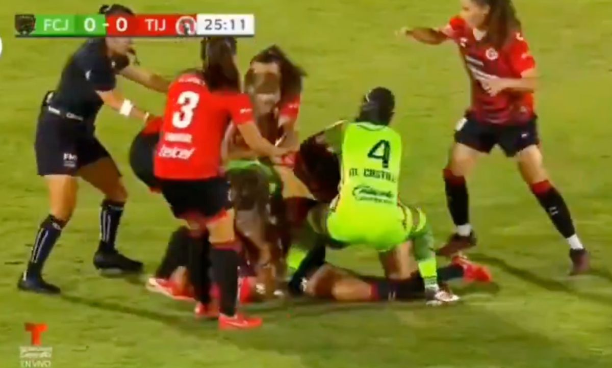 Bătaie pe teren între două fotbaliste din Mexic