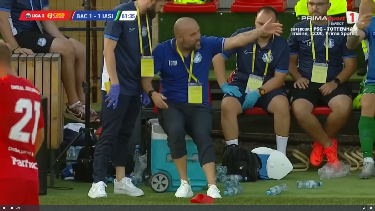 Moment rar în fotbal! Antrenorul din Liga 2 s-a „rupt” în timpul meciului: „Faceți schimbare”