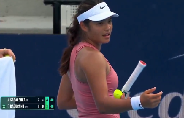 Emma Răducanu, cerere neobișnuită în timpul meciului cu Sabalenka de la Cincinnati: „E doar un copil. Vrei să-l dau afară?”