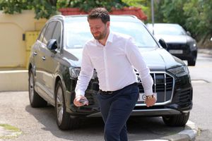 Coincidență? Primii 3 sosiți la Adunarea Generală de la LPF » Imaginile surprinse de GSP: Rapid a adus artileria grea