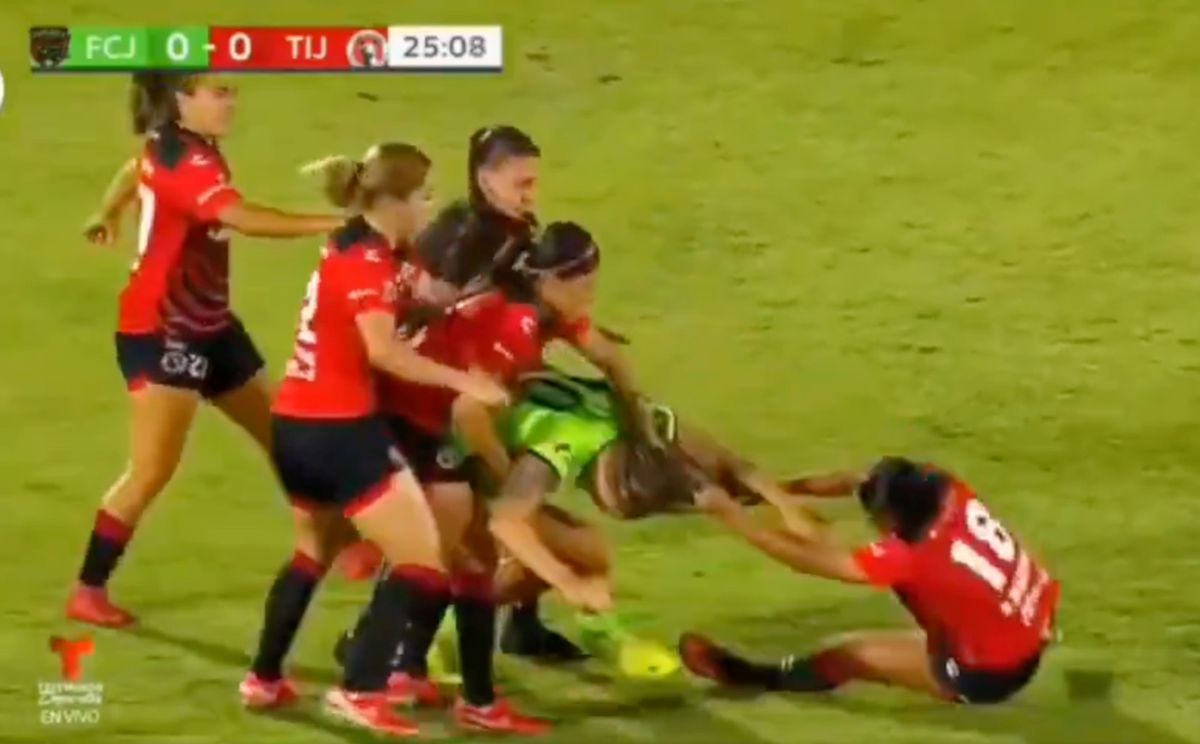 Incredibil! Bătaie în toată regula pe teren » Jucătoarele n-au avut milă: imagini șocante