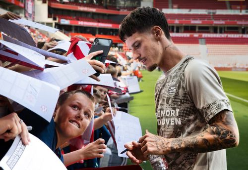 Dennis Man dă autografe tinerior fani ai lui PSV Eindhoven