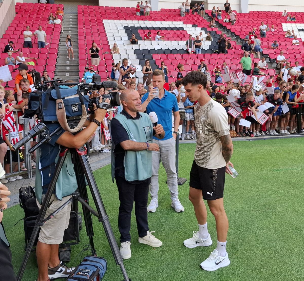 Dennis Man a fost prezentat de PSV Eindhoven