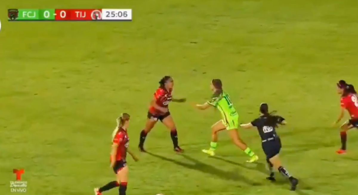 Bătaie pe teren între două fotbaliste din Mexic