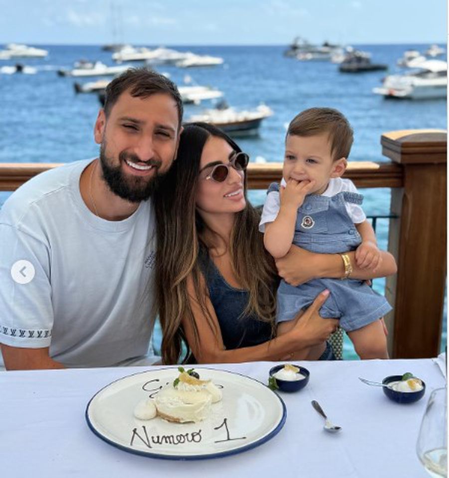 Gianluigi Donnarumma, împreună cu familia într-o poză sugestivă, după ce PSG l-a deposedat de postul de titular / Foto: Instagram donnarumma Scrisoare de adio a lui Donnarumma pentru fanii lui PSG » „Cineva a hotărât că nu mai pot face parte din grup!”