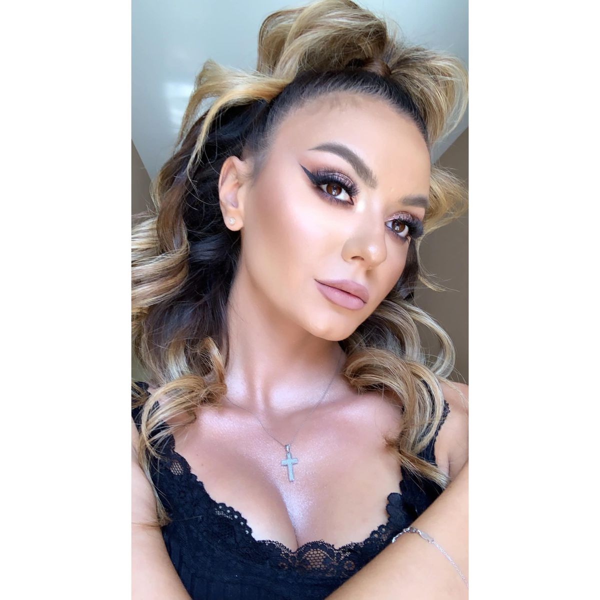 GALERIE FOTO Nadina e sirena din bazinul Dinamo! Cum se relaxează celebra cântăreață