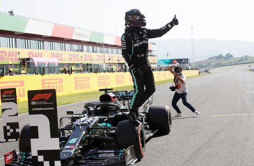 Lewis Hamilton sărbătorind pole-ul de la Mugello Foto Reuters