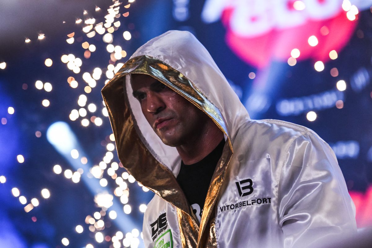 Umilință la întoarcere! Imagini șocante cu Evander Holyfield, măturat în prima repriză