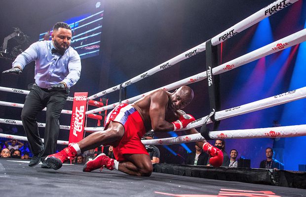 Umilință la întoarcere! Imagini șocante cu Evander Holyfield, măturat în prima repriză