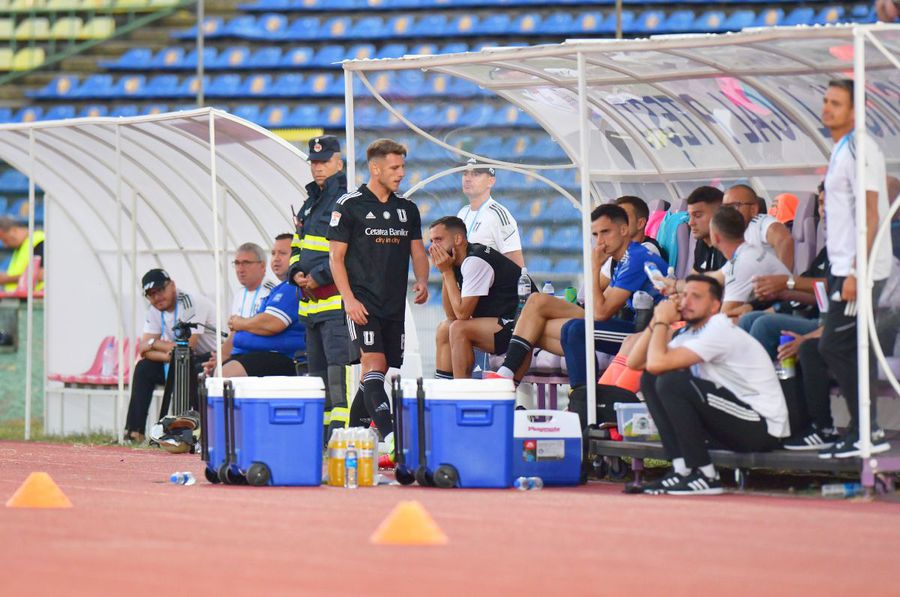 Dragoș Albu, schimbat de Adrian Mutu în minutul 66 al meciului FC Argeș - FCU Craiova Căpitanul lui FCU Craiova, umilit de ultrași în autocar de față cu Mutu și restul echipei! » Prima reacție a lui Mititelu jr.