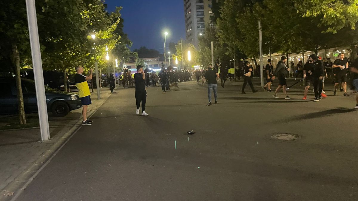 Incidente la porți înainte de FCSB - Dinamo » Intervenție în forță a Jandarmeriei, cu gaze lacrimogene. Unei femei i s-a făcut rău