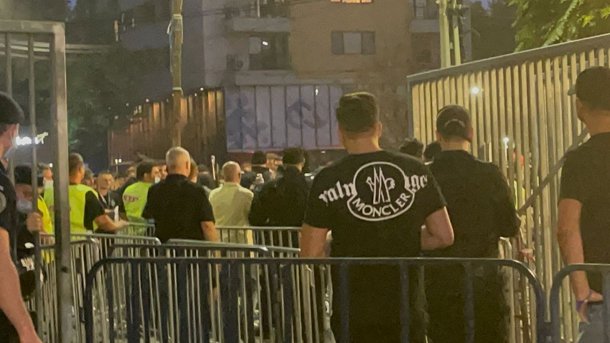 Incidente la porți înainte de FCSB - Dinamo » Intervenție în forță a Jandarmeriei, cu gaze lacrimogene. Unei femei i s-a făcut rău