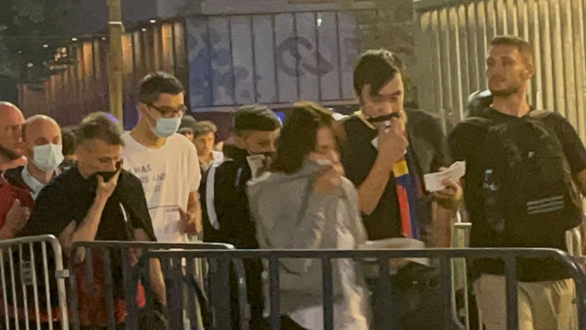 Incidente la porți înainte de FCSB - Dinamo » Intervenție în forță a Jandarmeriei, cu gaze lacrimogene. Unei femei i s-a făcut rău