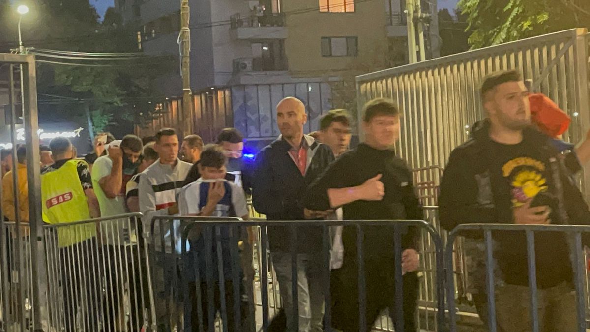 Incidente la porți înainte de FCSB - Dinamo » Intervenție în forță a Jandarmeriei, cu gaze lacrimogene. Unei femei i s-a făcut rău