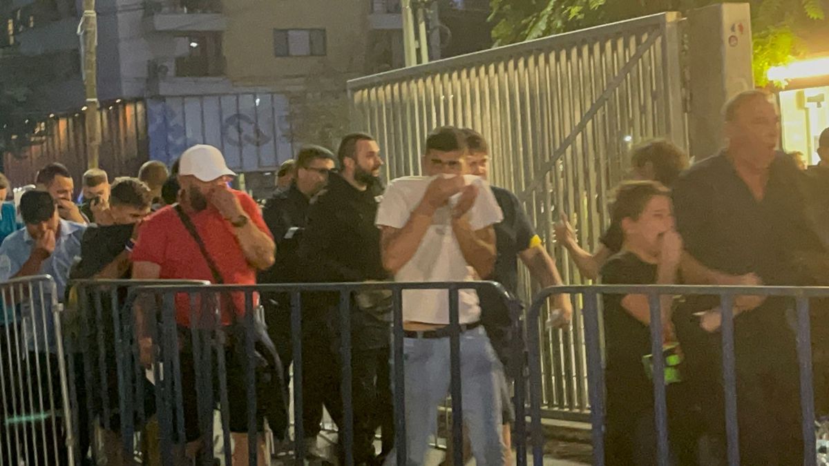 Incidente la porți înainte de FCSB - Dinamo » Intervenție în forță a Jandarmeriei, cu gaze lacrimogene. Unei femei i s-a făcut rău