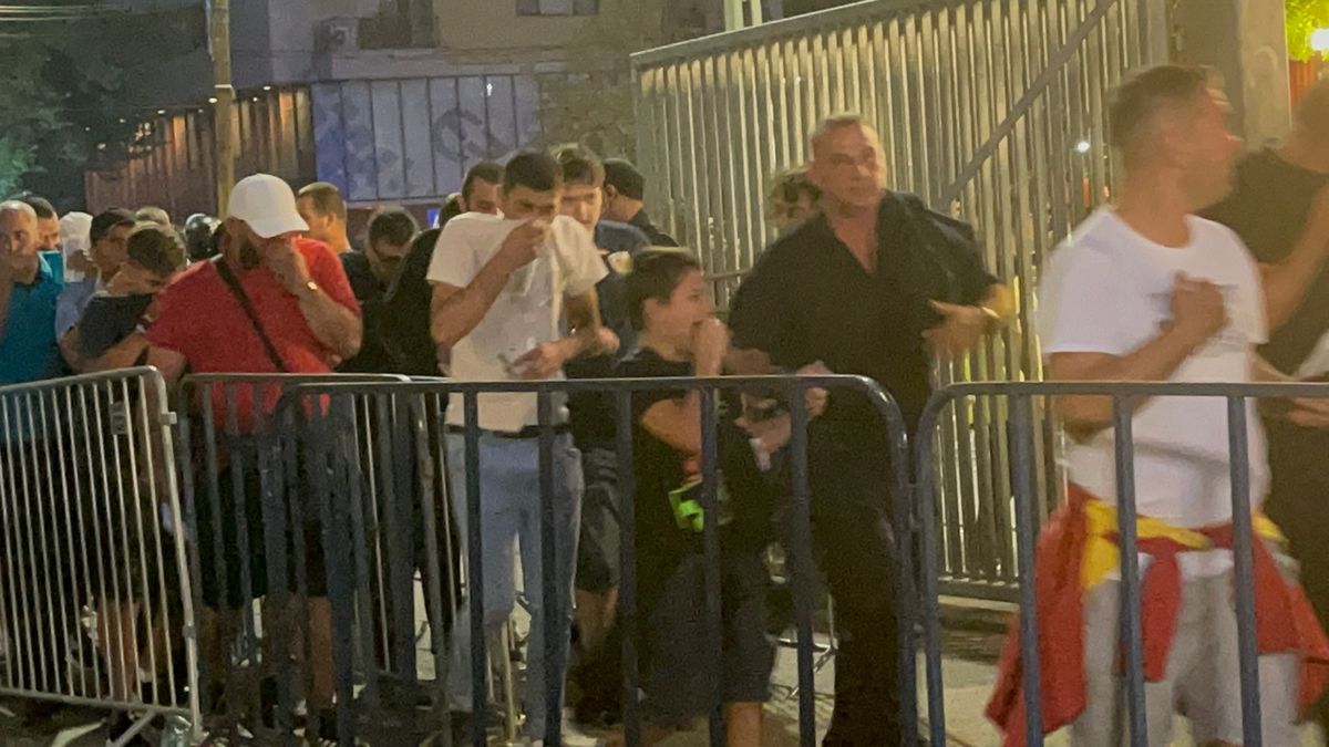Incidente la porți înainte de FCSB - Dinamo » Intervenție în forță a Jandarmeriei, cu gaze lacrimogene. Unei femei i s-a făcut rău