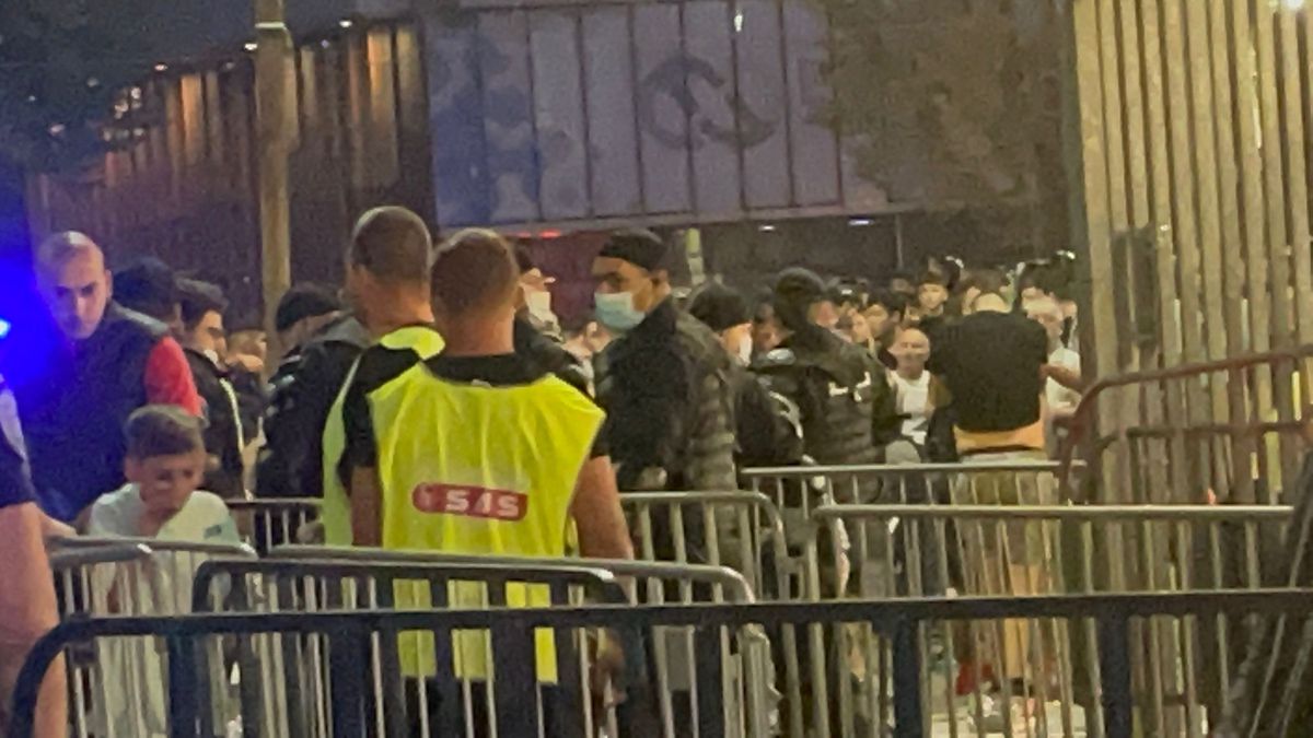 Incidente la porți înainte de FCSB - Dinamo » Intervenție în forță a Jandarmeriei, cu gaze lacrimogene. Unei femei i s-a făcut rău
