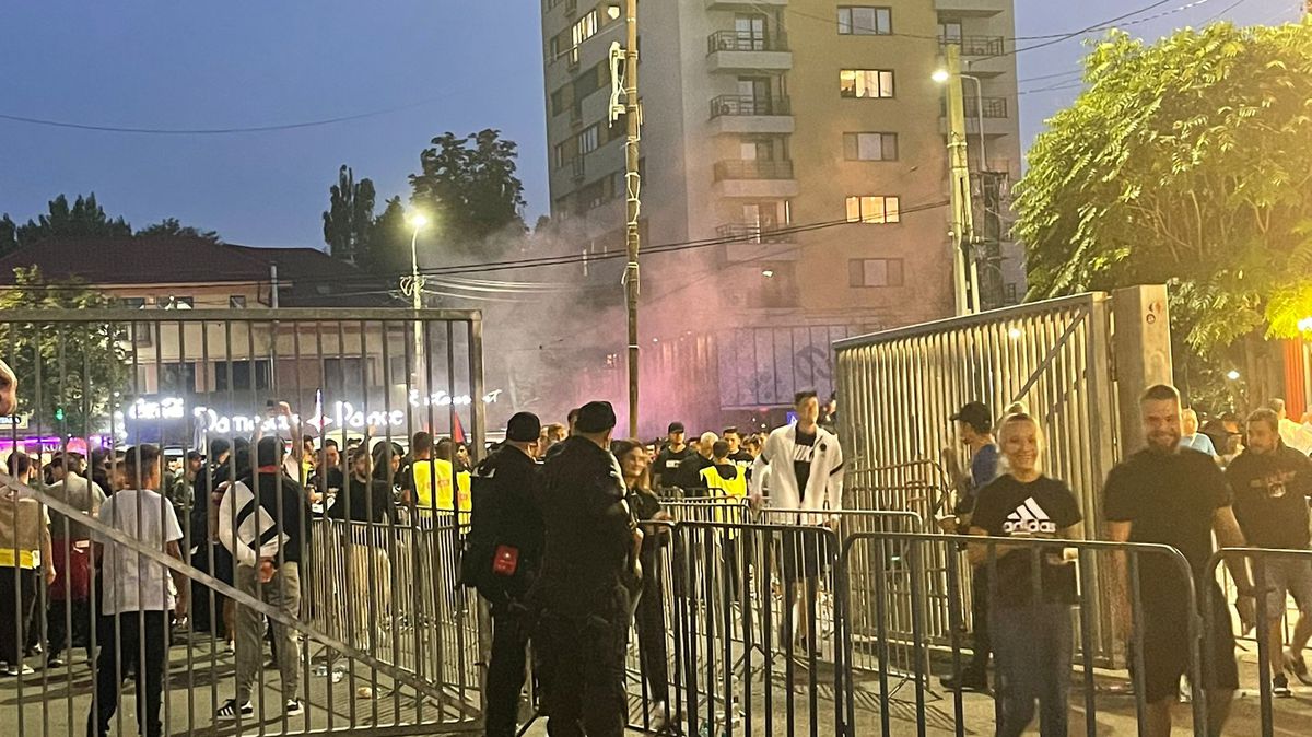 Incidente la porți înainte de FCSB - Dinamo » Intervenție în forță a Jandarmeriei, cu gaze lacrimogene. Unei femei i s-a făcut rău