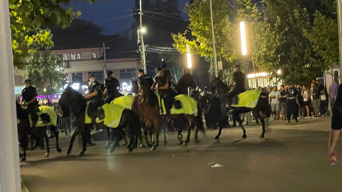 Incidente la porți înainte de FCSB - Dinamo » Intervenție în forță a Jandarmeriei, cu gaze lacrimogene. Unei femei i s-a făcut rău